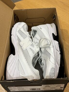 New Balance 740 White Mesh Athletic Sneakers with Black Accents size 6,5US women